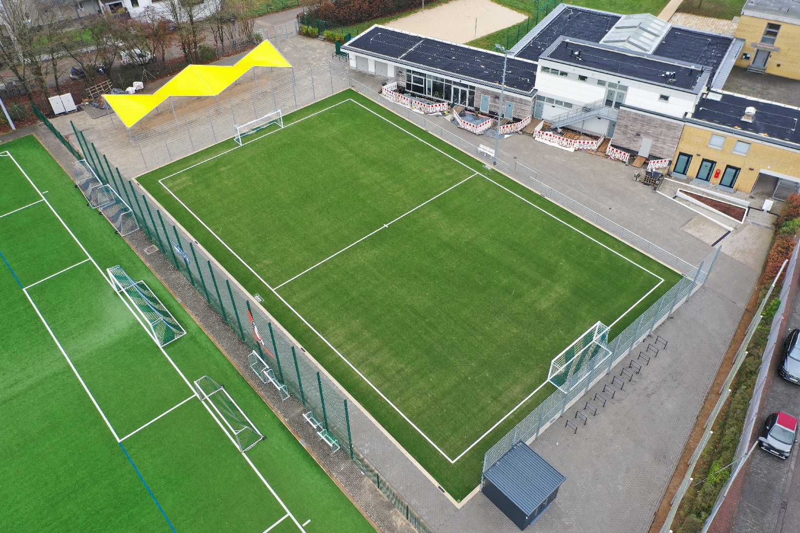 Moderne Sportanlage mit Spielfeldern und Laufbahn